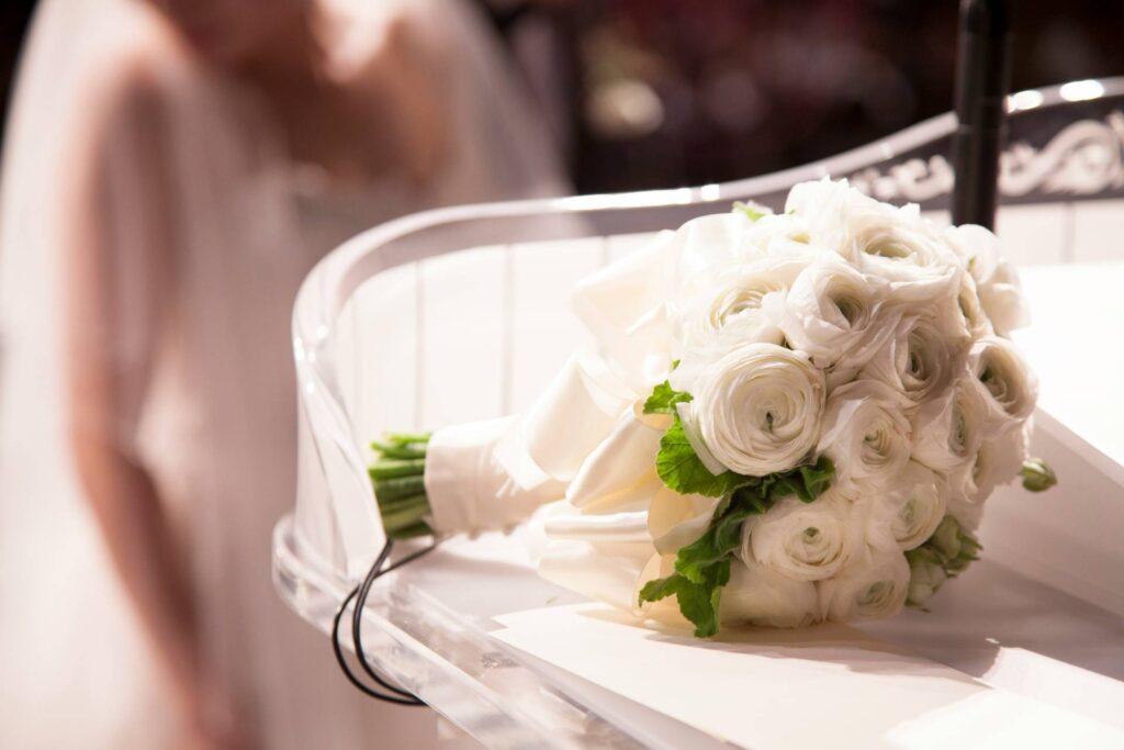 Ramo de novioa de flores blancas colocada sobre un silla blanca